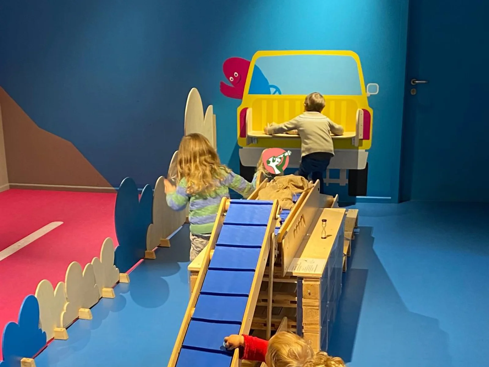 Kinder spielen in einer modernen Indoorlandschaft