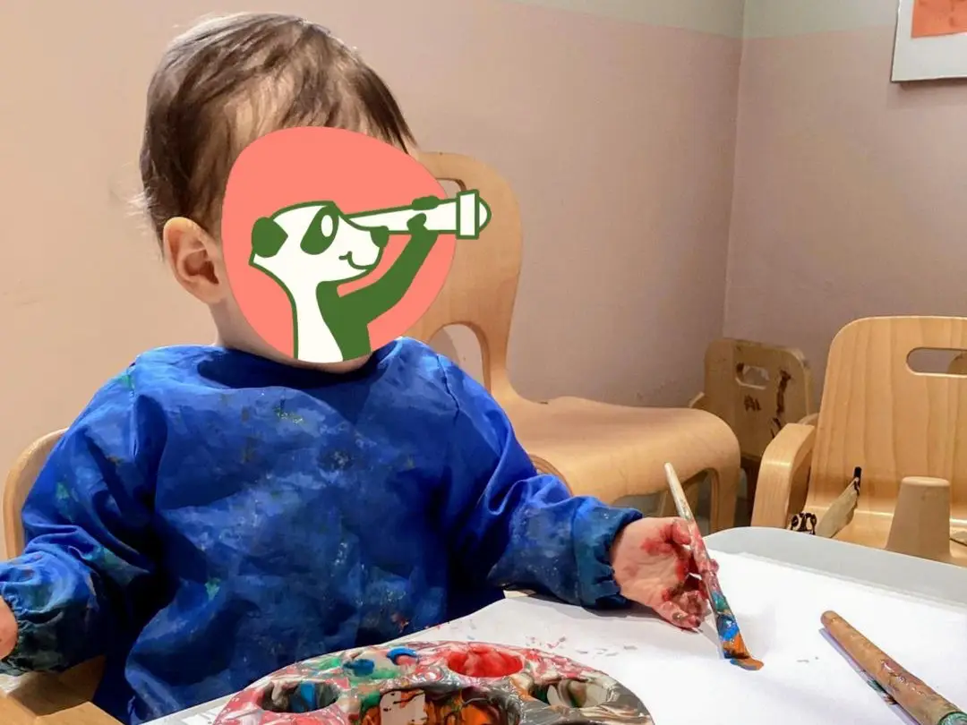 Kinder basteln in einem Studio