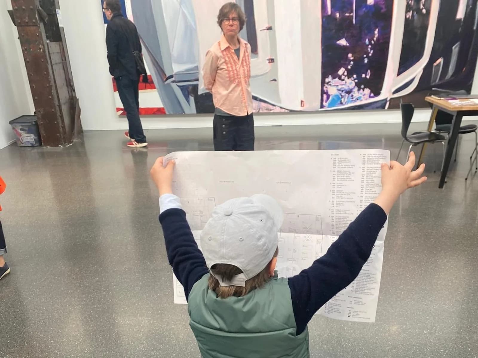 Familie betrachtet eine Ausstellung in Hamburg