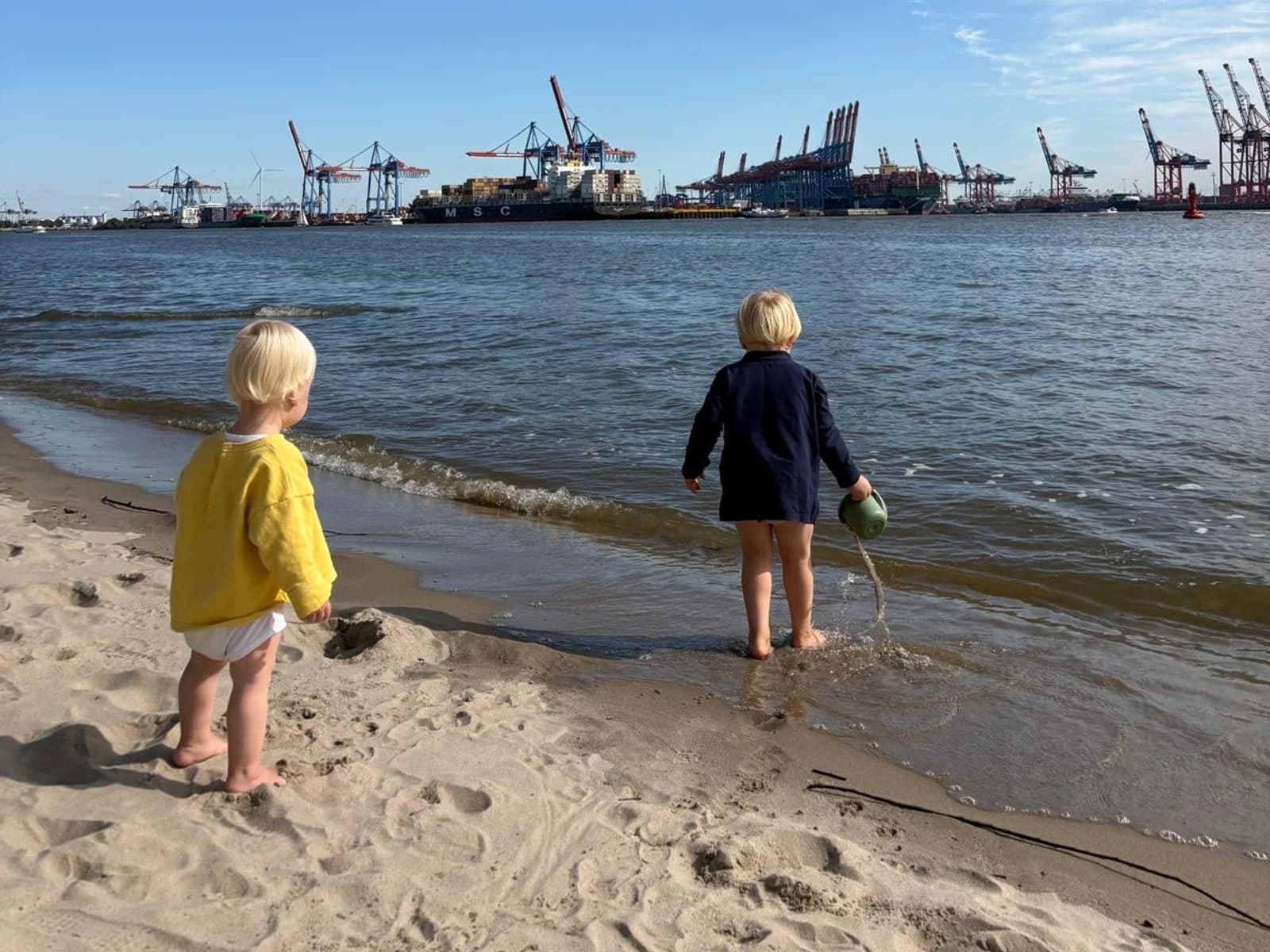 Wasserspielplatz Hamburg – Kinder planschen im Sommer