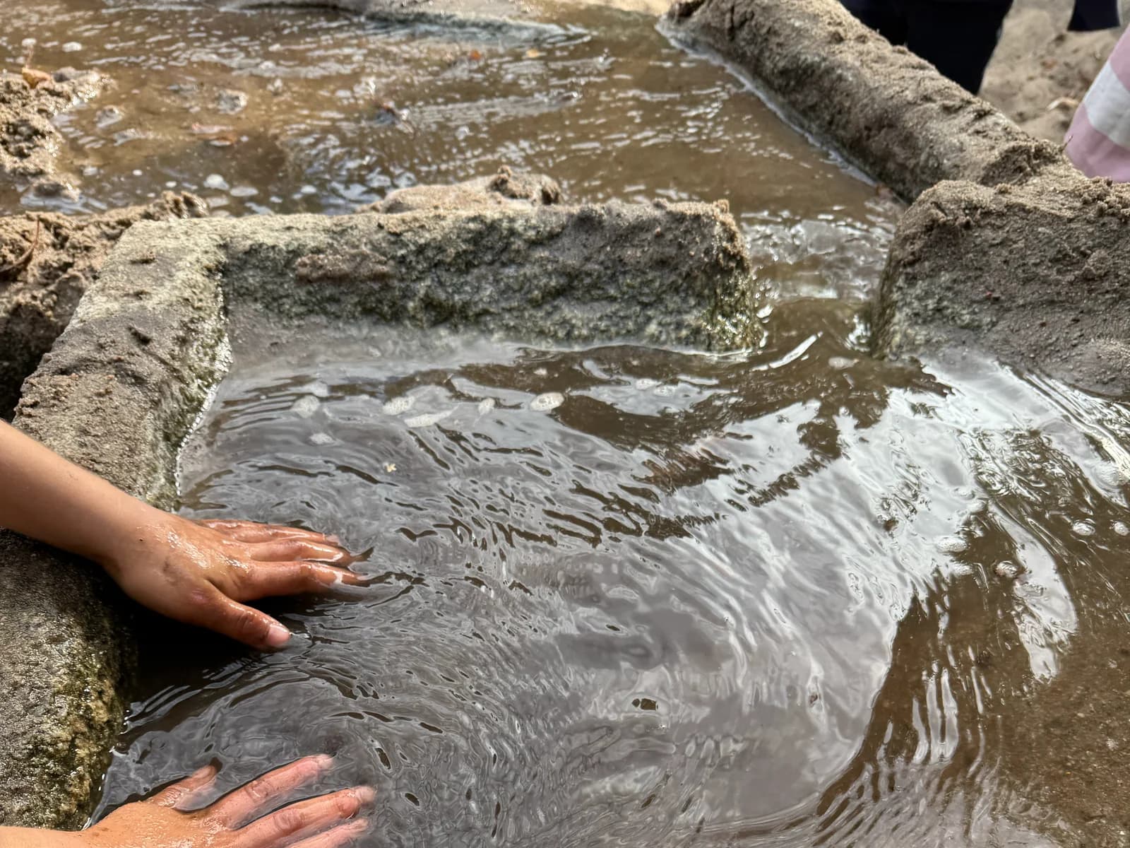 Spielplatz Trenknerweg – Kinder toben am Wasser