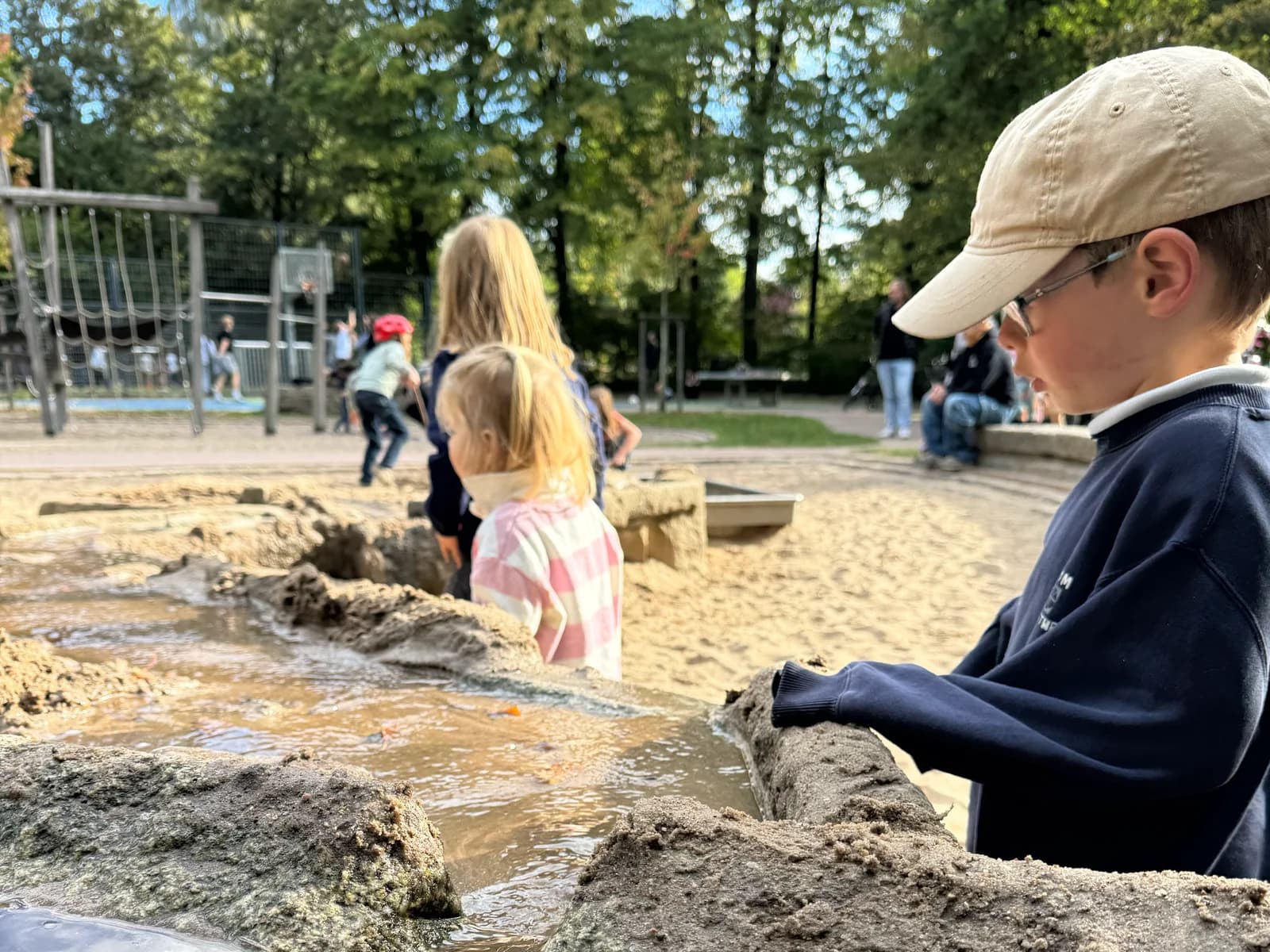 Spielplatz Trenknerweg – Sicher spielen am Wasser
