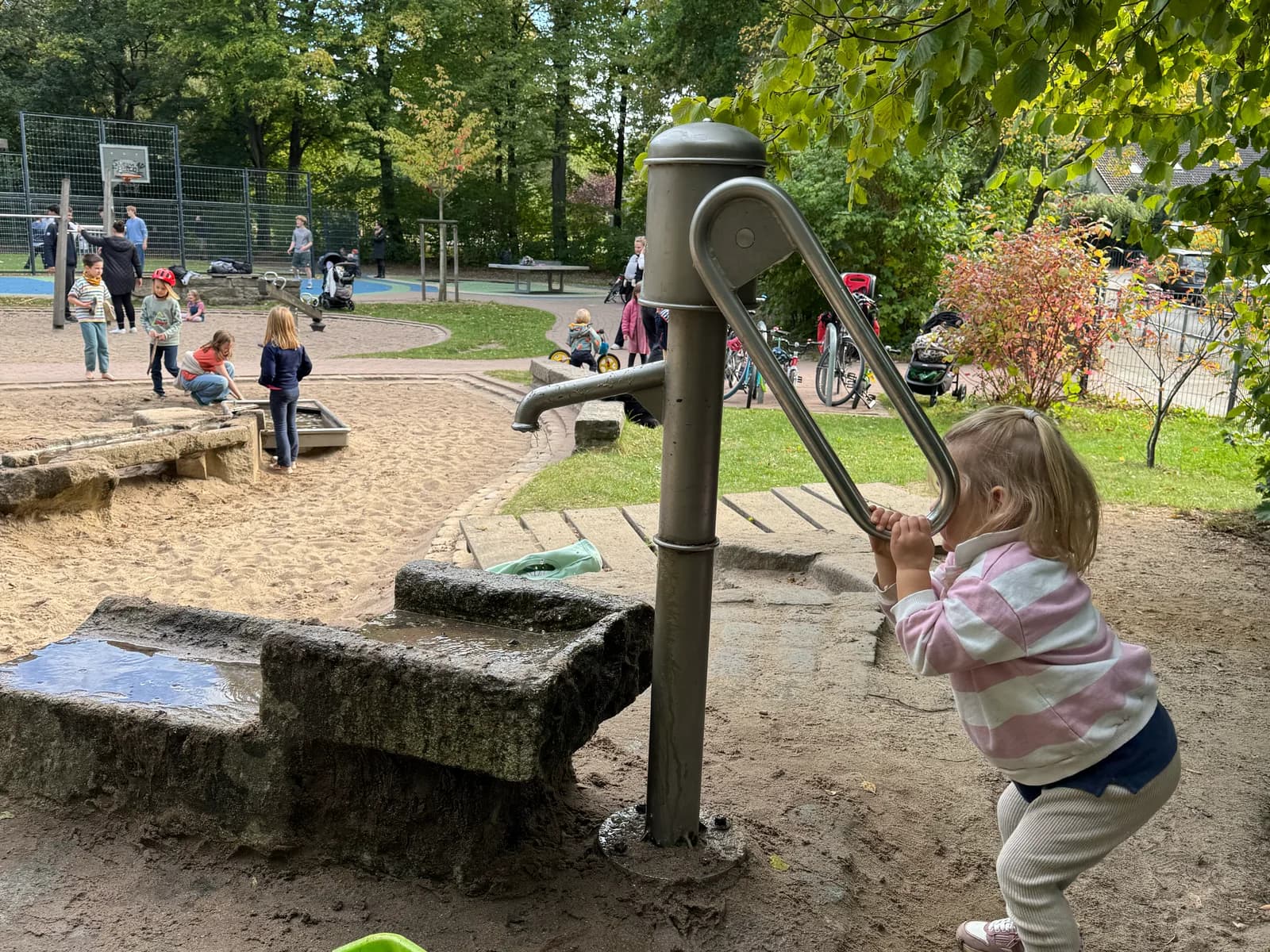 Spielplatz Trenknerweg – Klettern und Wasserspaß